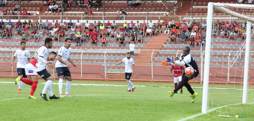 Caio Barbosa desviou de cabeça e marcou o gol do Noroeste, que empatou em casa. Foto: Bruno Freitas