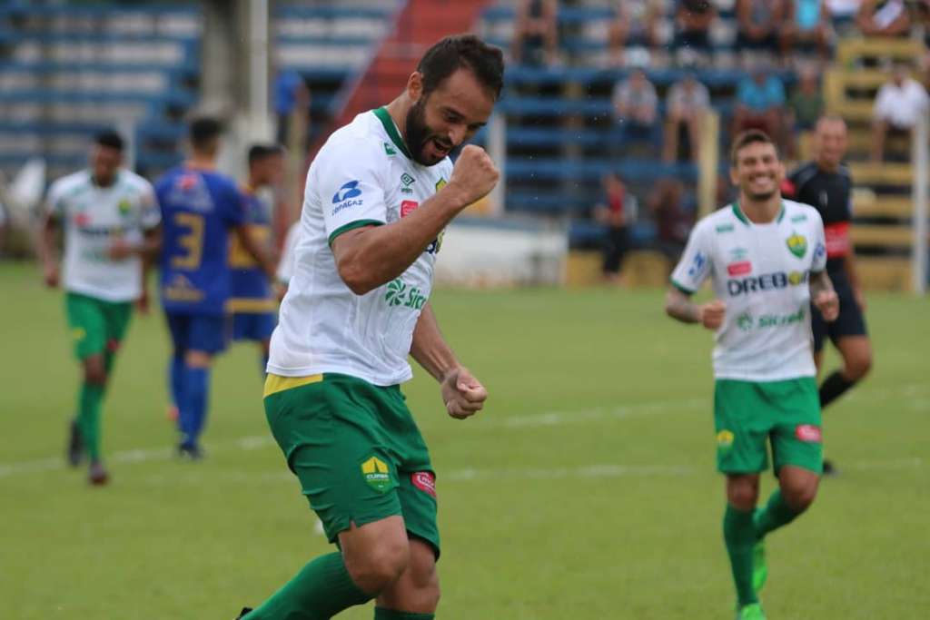 Em tarde inspirada Édson Borges faz dois contra o Araguaia e põe o Dourado na liderança isolada (Foto: Cuiabá / Divulgação)