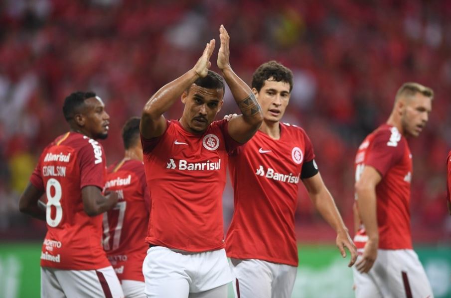 O atacante William Pottker comemora o primeiro gol do Internacional