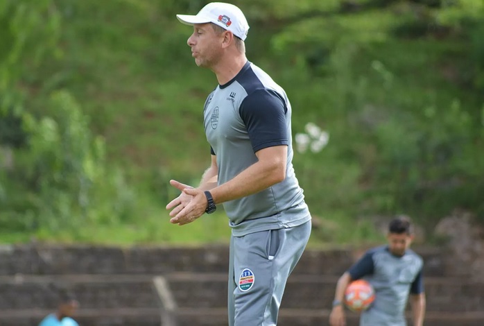 Lanterna do Campeonato Gaúcho anuncia saída de treinador pelo twitter