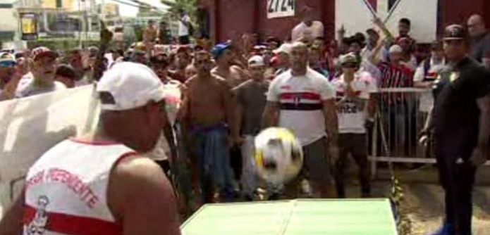 Com protesto do lado de fora do CT, Cuca é apresentado no São Paulo
