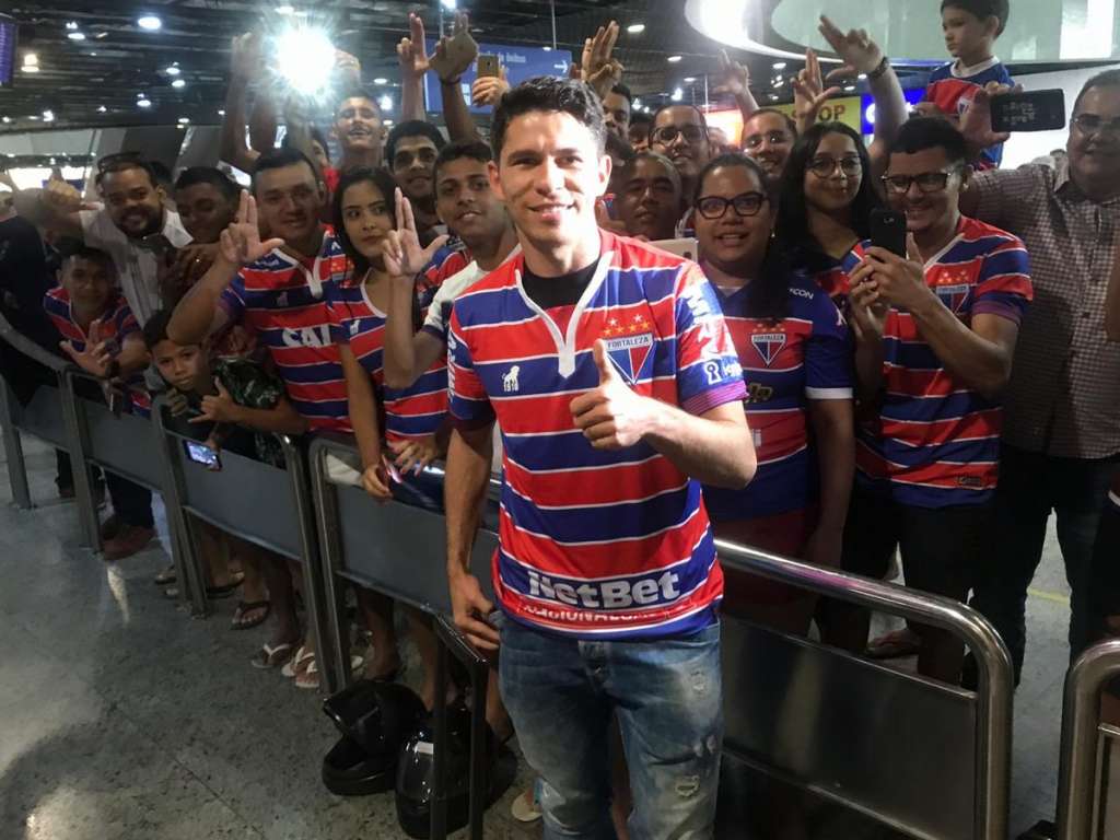 De volta ao Fortaleza, torcida recepciona atacante com festa no Aeroporto