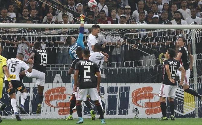 Tiago Volpi voltou a falhar pelo São Paulo. Mais um goleiro mal contratado