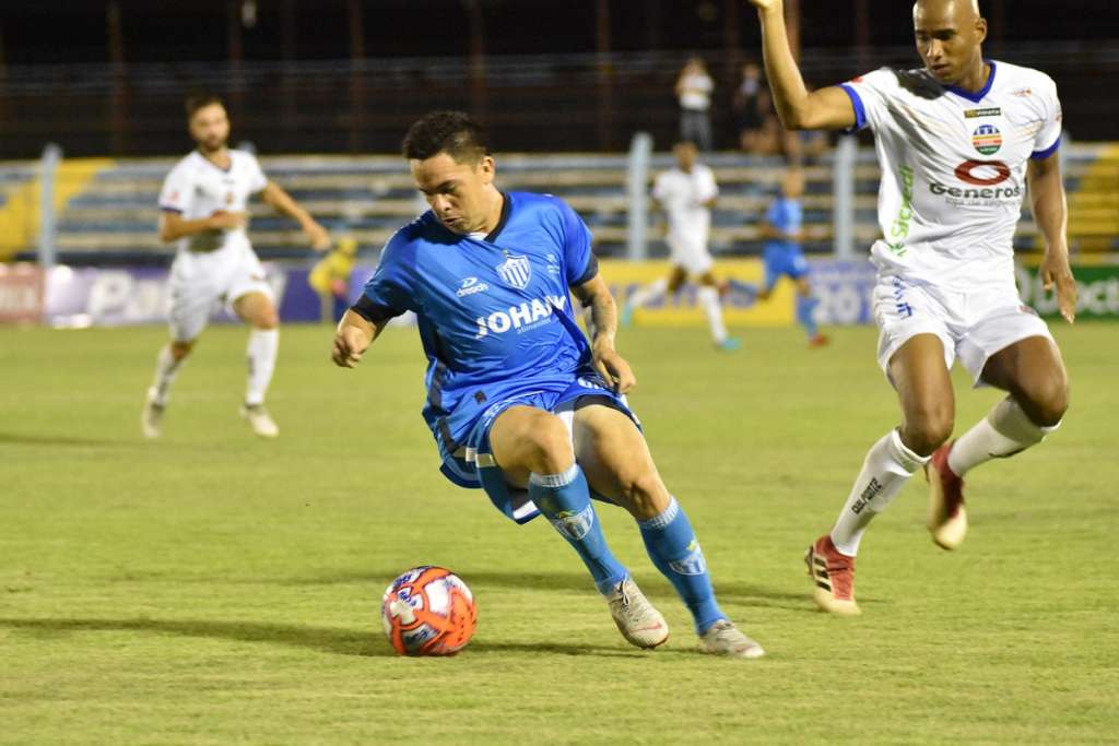 Héctor Bustamante um dos destaques do Novo Hamburgo (Foto: Divulgação) 