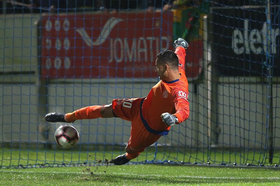 Português: Ex-Guarani, goleiro do Feirense se recupera de pneumonia e internação