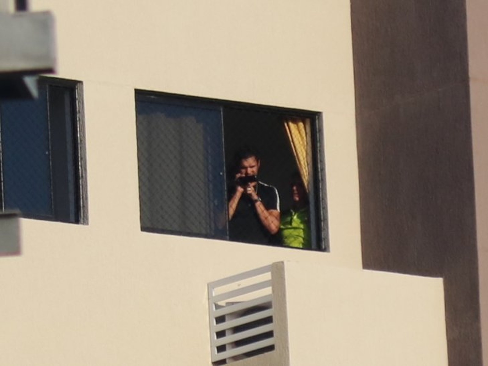 Provável ‘espião’ do América-RN é flagrado filmando em prédio treino aberto do ABC