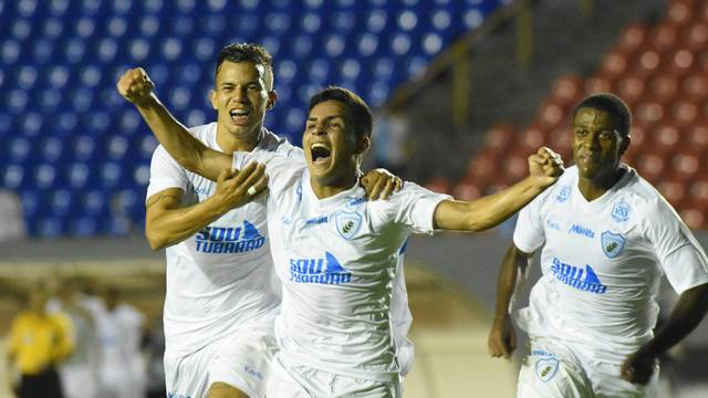 Luquinha deixou tudo igual em cobrança de falta precisa já nos acréscimos (Foto: Gustavo Oliveira/Londrina EC)