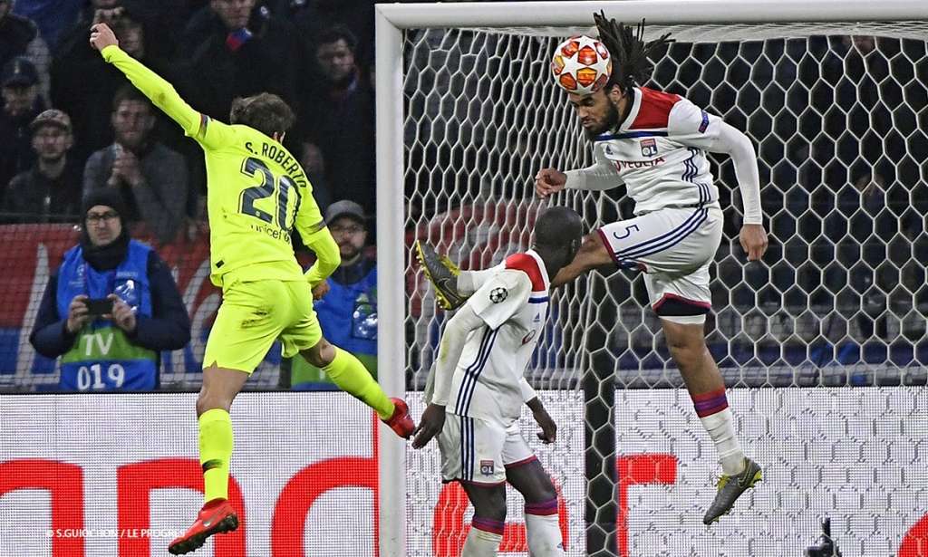 Assaltantes invadem casas de jogadores do Lyon durante jogo da Liga dos Campeões