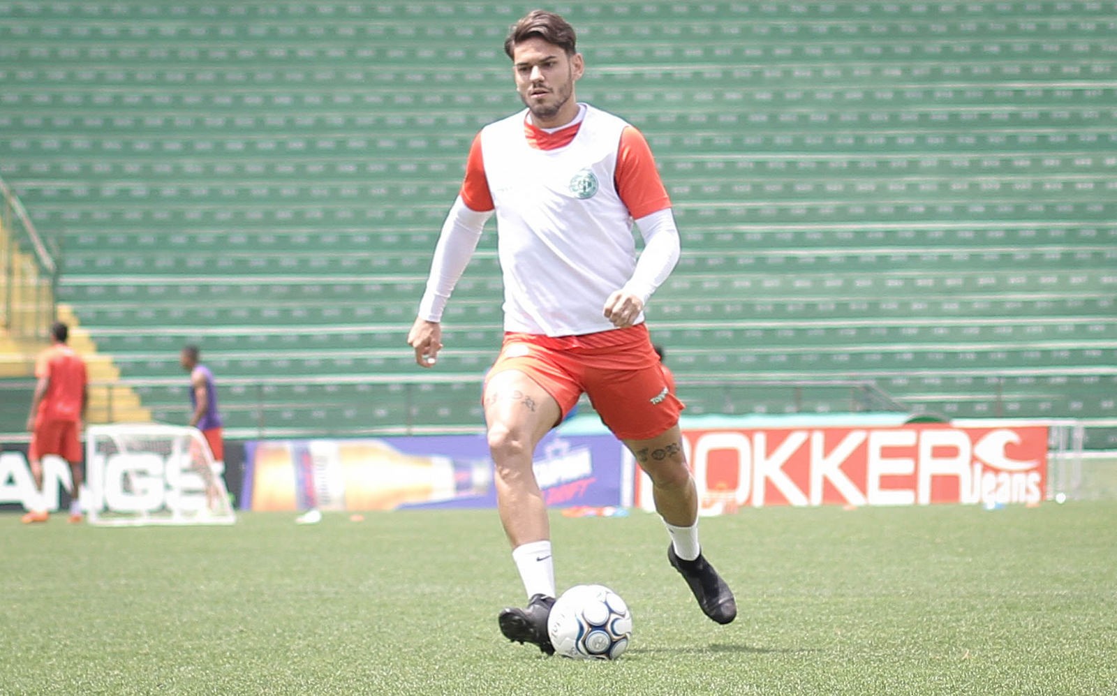 Em novo processo trabalhista, ex-zagueiro cobra R$ 77 mil do Guarani