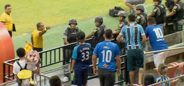 Auxiliar paralisa jogo do Barezão e expõe torcedor que o chamou de macaco