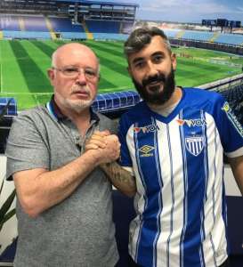 Agora é oficial! Campeão mundial pelo Corinthians, Douglas assina com Avaí