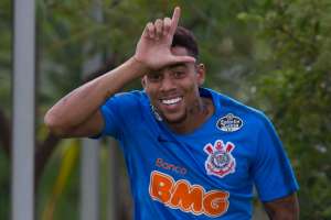 Gustavo fica próximo de estender contrato com o Corinthians até o final de 2022