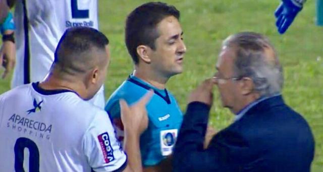 Delegado da partida conversou com árbitro. Todo mundo viu. E agora?