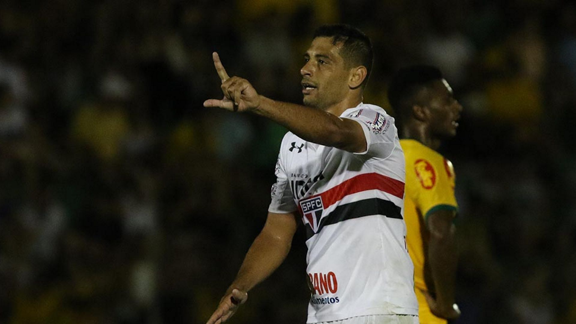 São Paulo treina com desfalques e aguarda proposta por Diego Souza