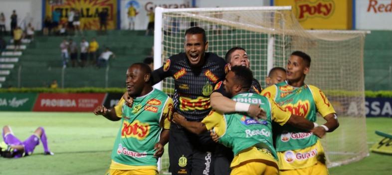 Reservas comemoram o gol da virada do Mirassol em cima do São Bento. Foto: Marcos Freitas