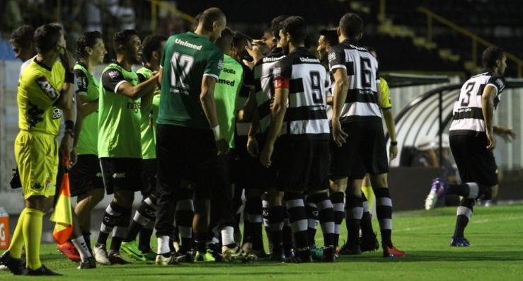 Comemoração total no banco do XV que fez três gols em 11 minutos. Foto: Elcio Fabreti