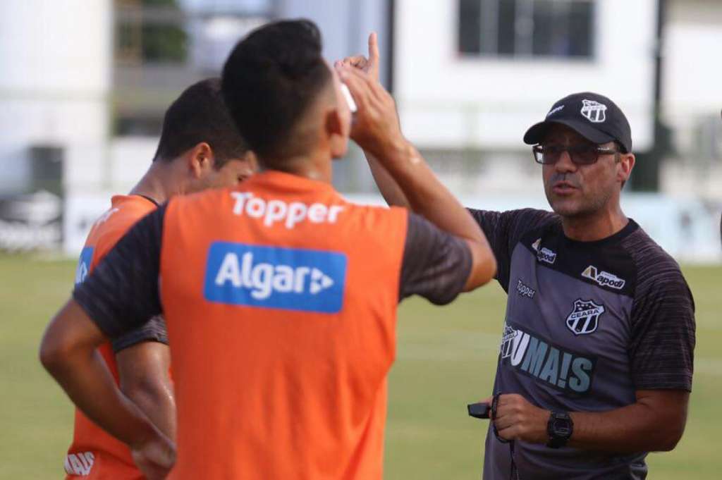 O auxiliar Marcelo Rospide mostrou chateação com a demissão no Ceará