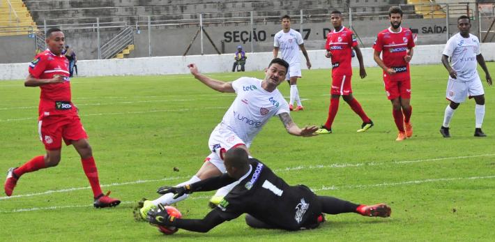 Caio Barbosa, do Noroeste, disputa bola com goleiro do Capivariano. Foto: Bruno Freitas
