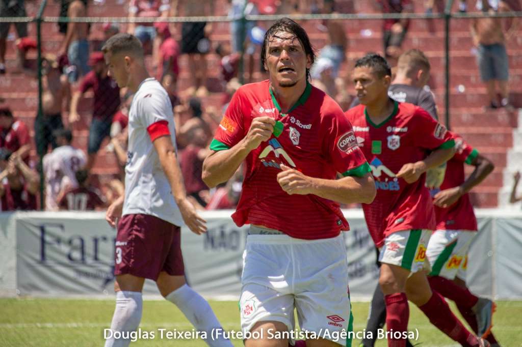 Daniel Bueno marca e garante vitória da Portuguesa Santista diante do Juventus. (Foto: Douglas Teixeira / Briosa)