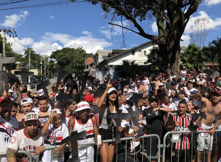 “Time de canalha”, protesta torcida do São Paulo antes de jogo contra Red Bull