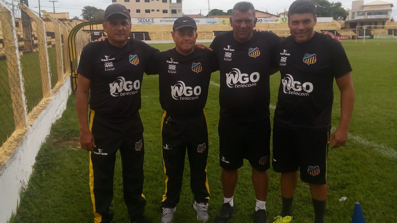 Treinador toma goleada, é demitido no intervalo, mas volta para comandar time. Entenda!