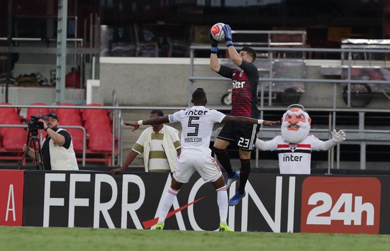 Após empate do São Paulo, Mancini elogia atuação de Tiago Volpi