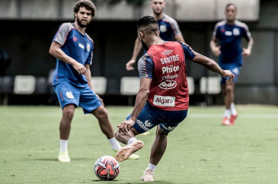 Ainda sem pagamento, Ceará solicita volta de lateral recém contratado pelo Santos