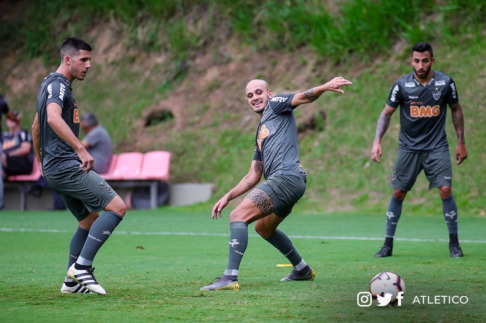Fábio Santos lembra ‘sofrimento’ contra Danubio e pede atenção ao Atlético-MG