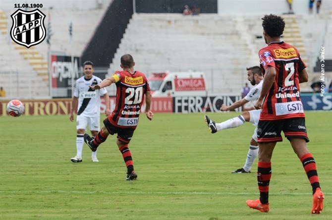 Matheus Vargas comandou a Ponte Preta no primeiro tempo e foi premiado com um golaço