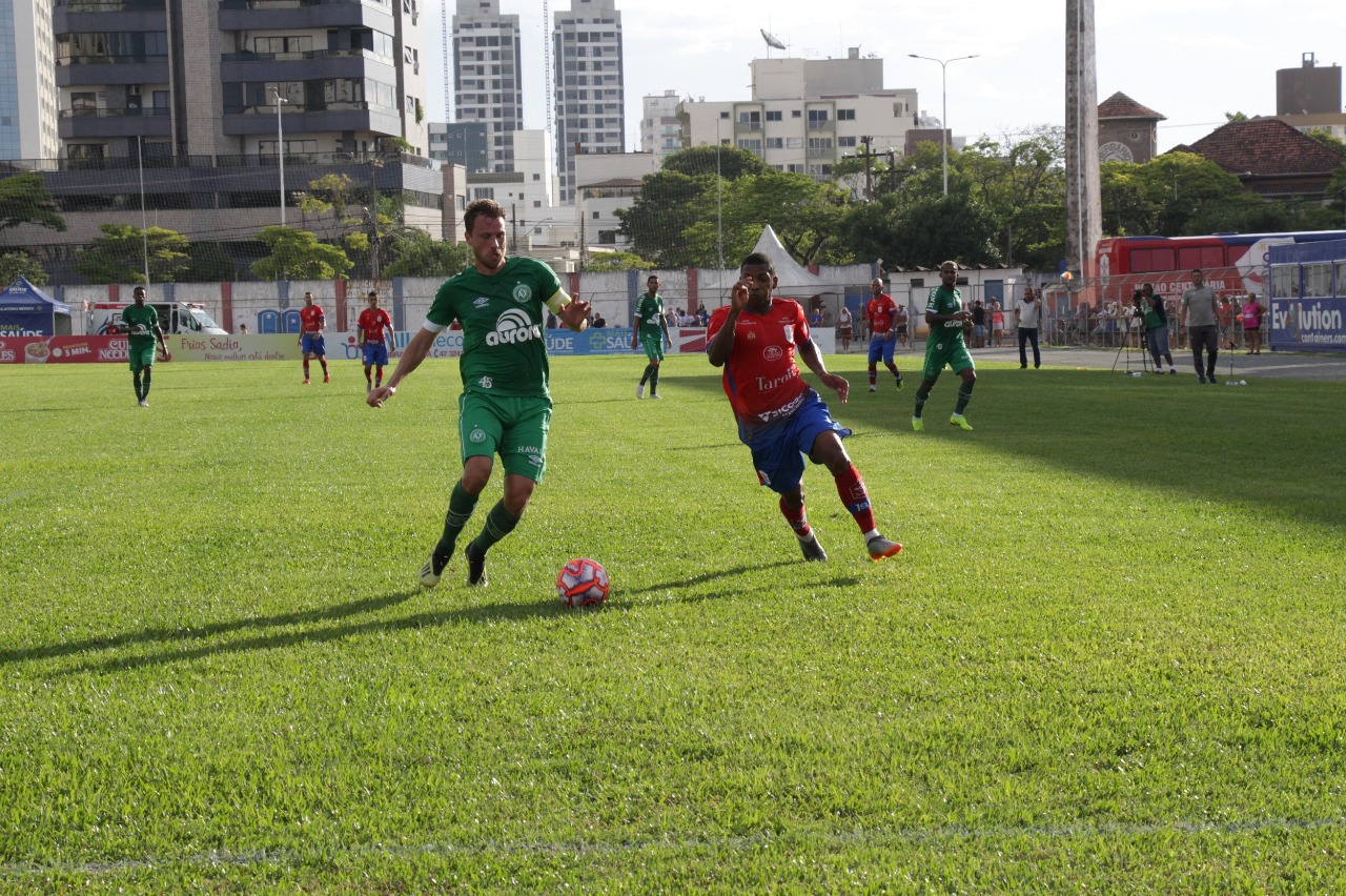 Catarinense: Chapecoense adota mistério para confronto direto e renova com meia