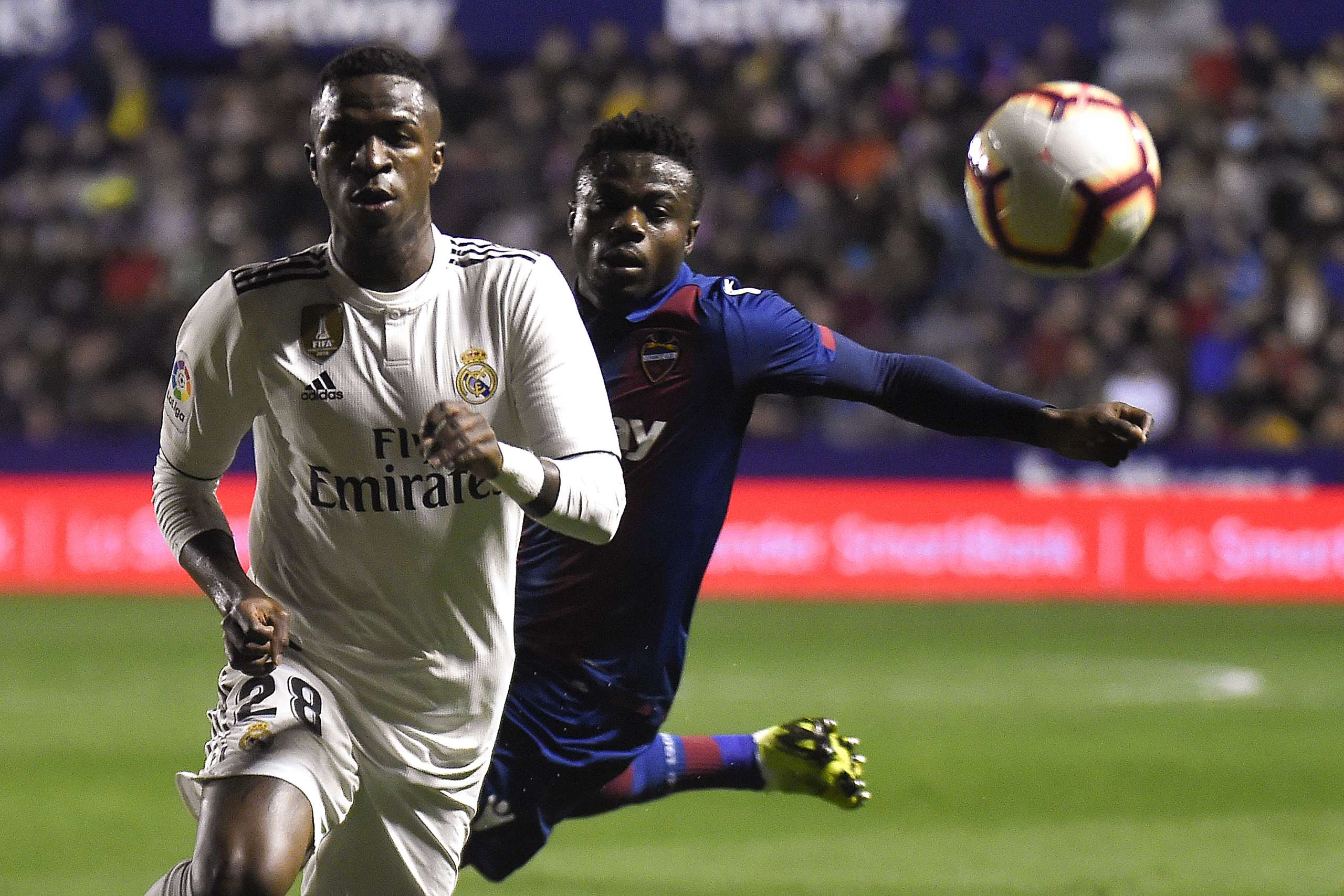 Apesar de eliminação do Real Madrid, Vinicius Junior ganha elogios