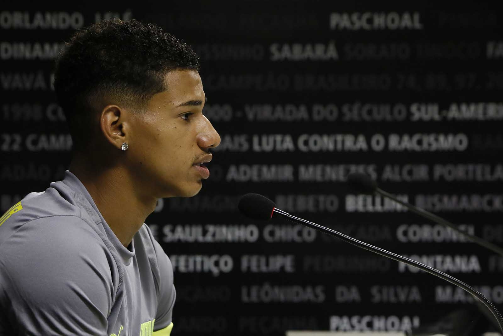 Após ‘susto’ com choque de cabeça, Marrony celebra volta ao Vasco