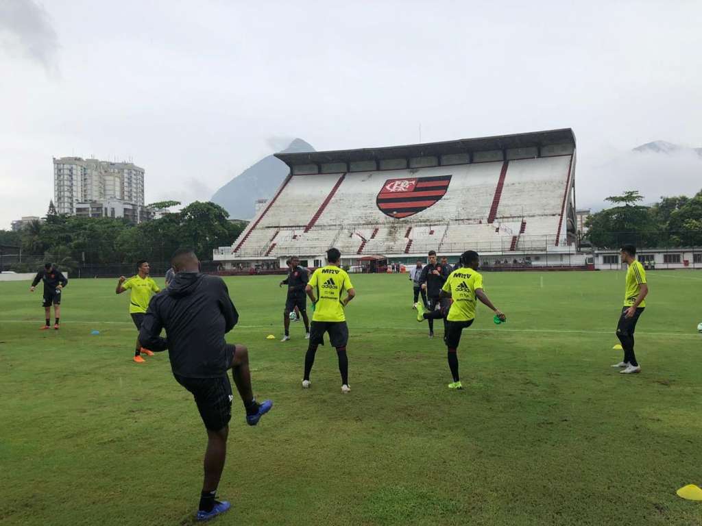 Abel comanda treino com reservas e não antecipar escalação do Flamengo