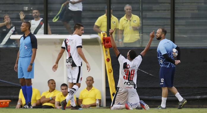 Marrony comemora seu quinto gol com a camisa vascaína após rebote do goleiro. Foto: Rafael Ribeiro