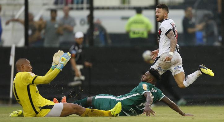 Rossi tocou por cima do goleiro Guilherme, após enfiada perfeita de Bruno César. Foto: Rafael Ribeiro