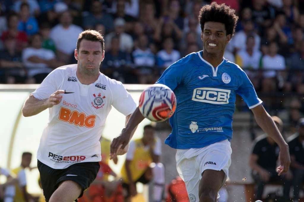 Vagner Love diz que Corinthians precisa 'melhorar em vários aspectos'