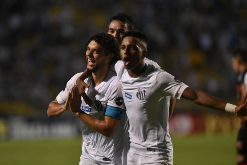 Santos vence no sufoco e classifica no Paulista; Corinthians tropeça