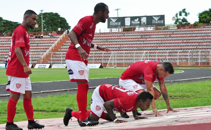 Jogadores do Noroeste comemoram gol em cima do escudo do clube no Alfredo de Castilho. Foto: Bruno Freitas