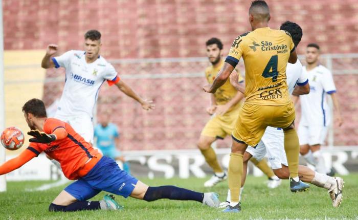 Gol da virada do Nacional, após cabeçada, defesa do goleiro, bola na trave e confusão na área. Foto: Ale Vianna