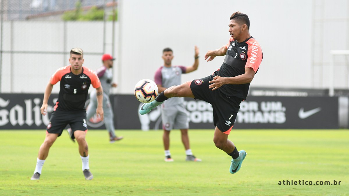 Libertadores: Atlético-PR treina no Corinthians e viaja para Colômbia sem Jonathan e Lucho
