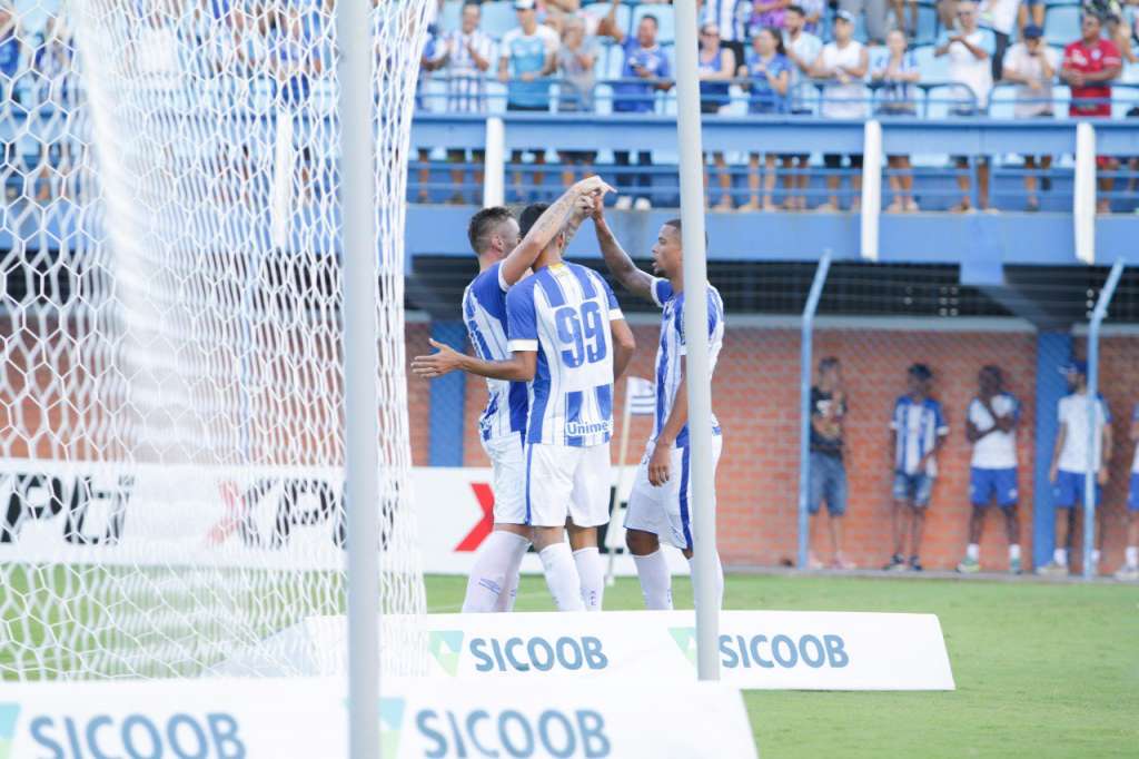 Avaí goleia o Joinville na Ressacada e reassume liderança do Catarinense