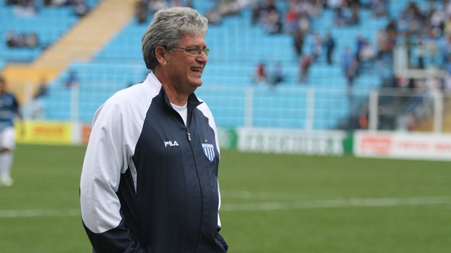 Catarinense: Geninho comemora vitória do Avaí, mas mantém pés no chão