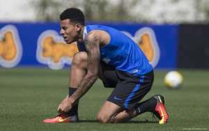 Gustavo passa por exames no Corinthians para saber gravidade de lesão