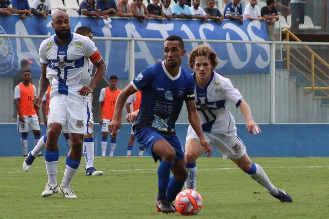 A forte marcação do Água Santa não deu chances para o Rio Claro. Foto: Michael Sanches