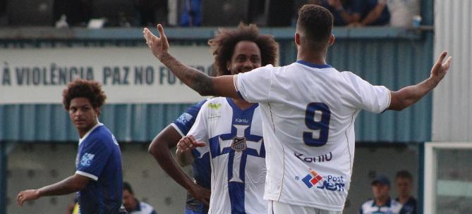 Cobrando pênalti, Alvinho (camisa 9) abriu o placar para o Água Santa. Foto: Michael Sanches