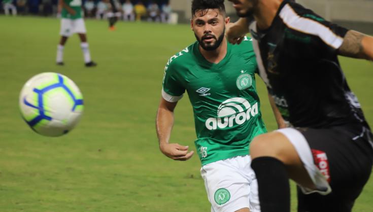 Chapecoense foi mal no primeiro tempo e virou nos minutos finais