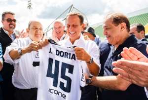 Doria visita Bragantino e é presenteado com camisa personalizada do clube