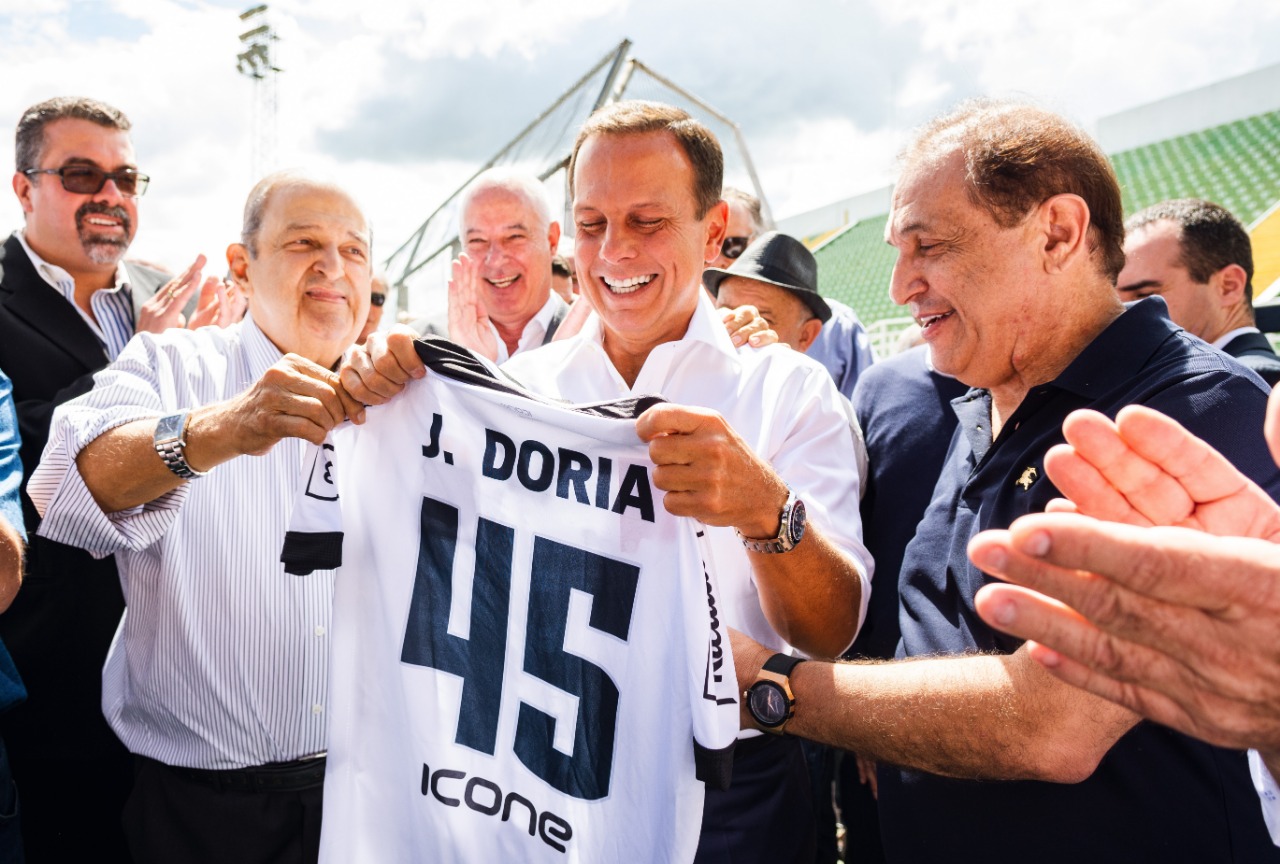 Doria visita Bragantino e é presenteado com camisa personalizada do clube