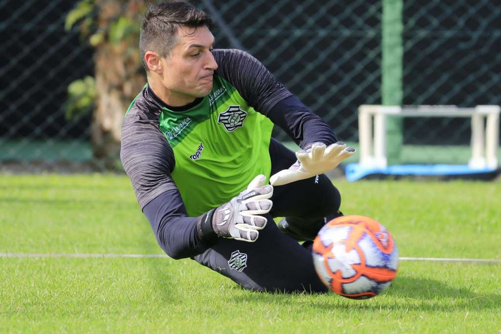 Dênis aceita redução salarial e renova contrato com o Figueirense