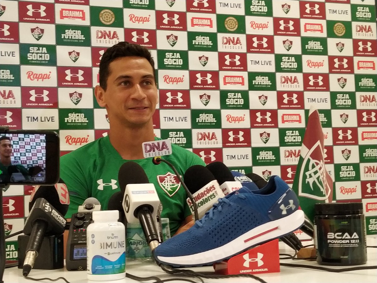 Ganso evita comparações com o gol de Renato Gaúcho e faz elogios a Nenê